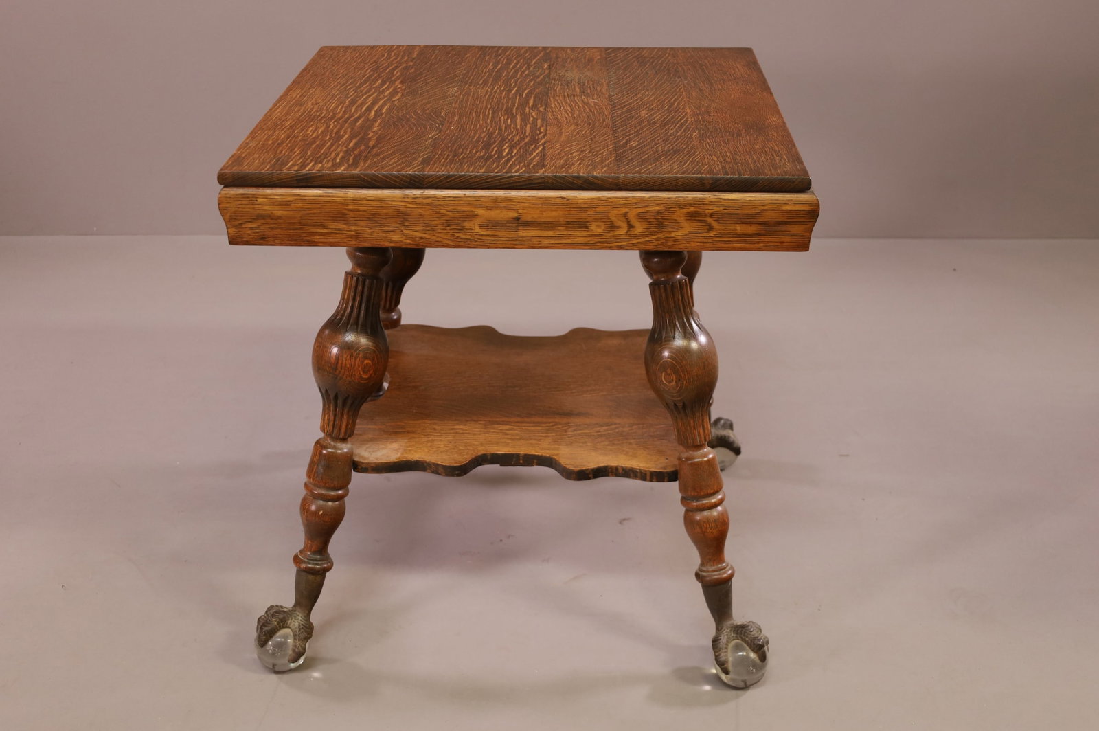 LARGE 1900'S AMERICAN OAK LAMP TABLE (1 of 2)