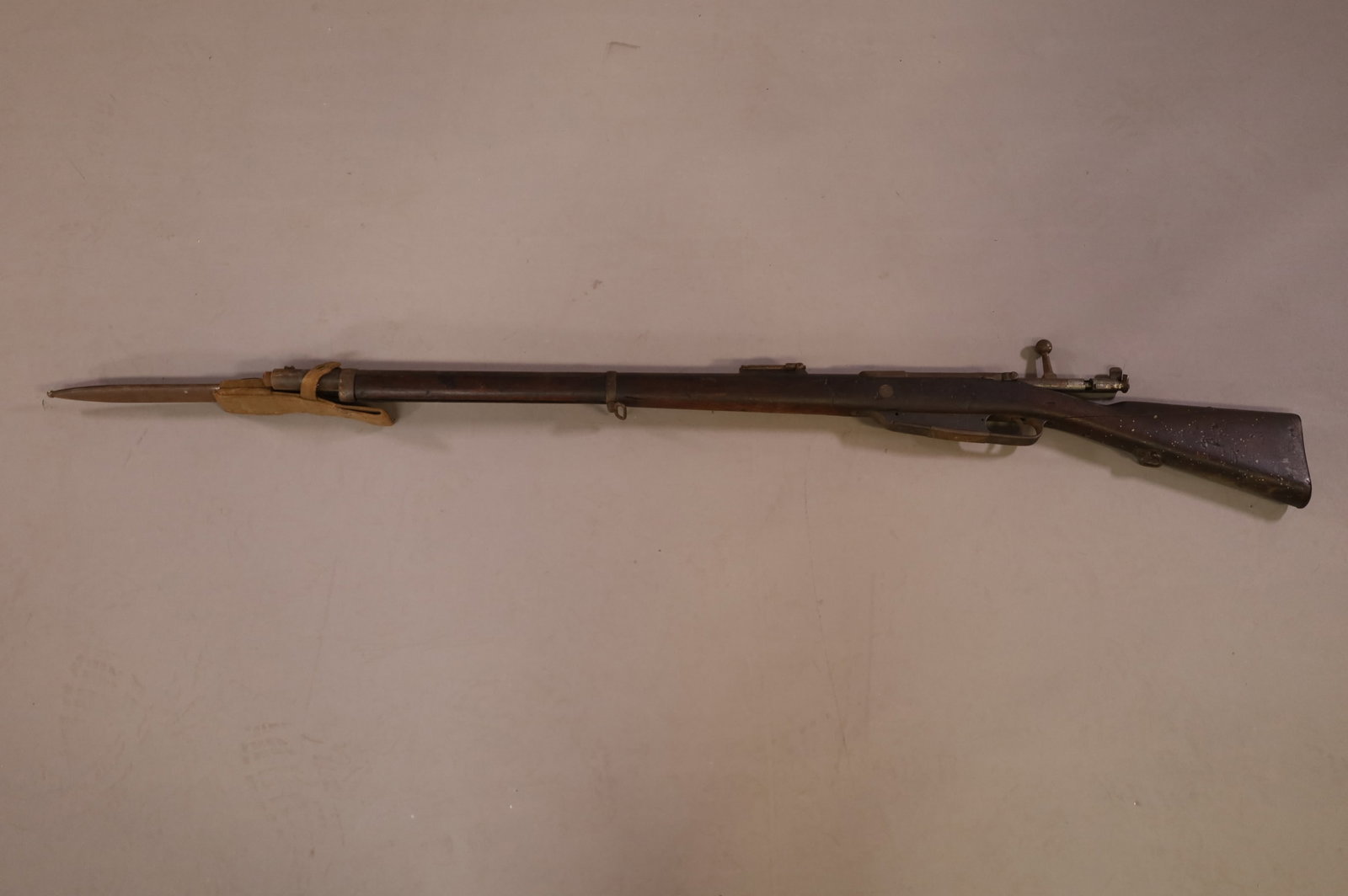 19TH CENTURY WALL HANGER RIFLE: DANZING 1890 8MM BOLT ACTION WALL HANGER RIFLE. WITH BAYONET, 49" L RIFLE & 15" L BAYONET.