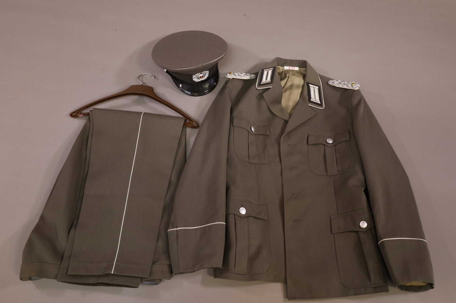 FOREIGN MILITARY UNIFORM (1 of 8)