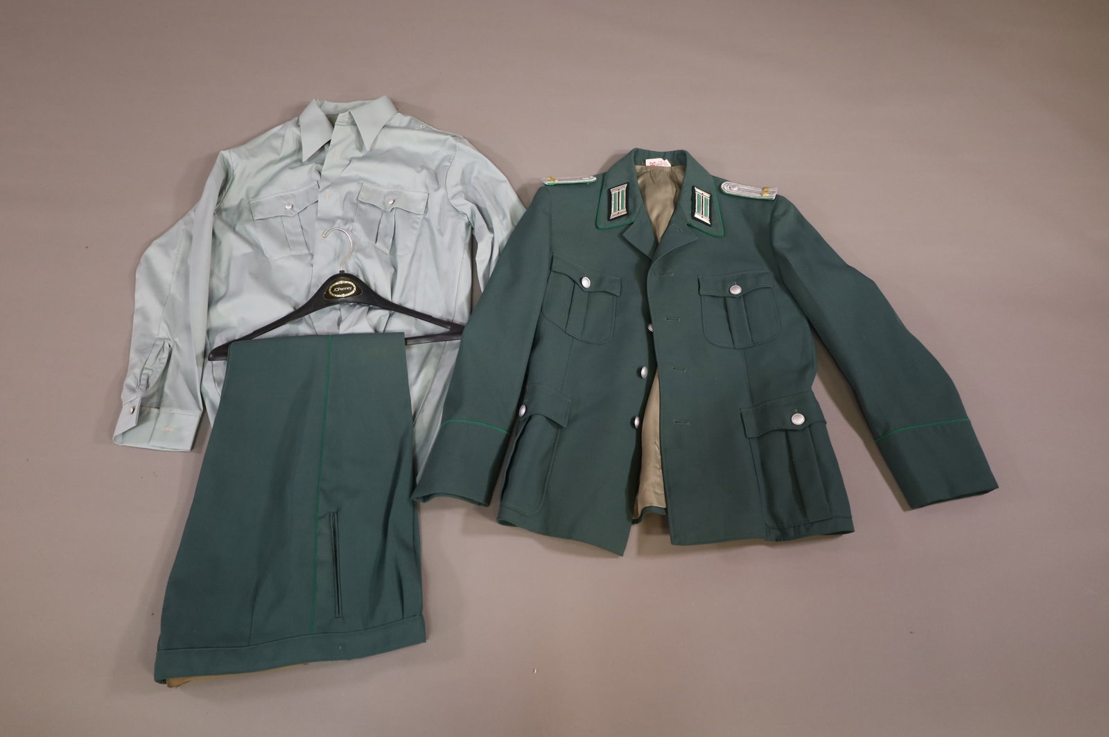 FOREIGN MILITARY UNIFORM (1 of 10)