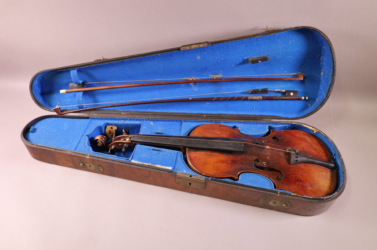 ANTIQUE VIOLIN (1 of 9)