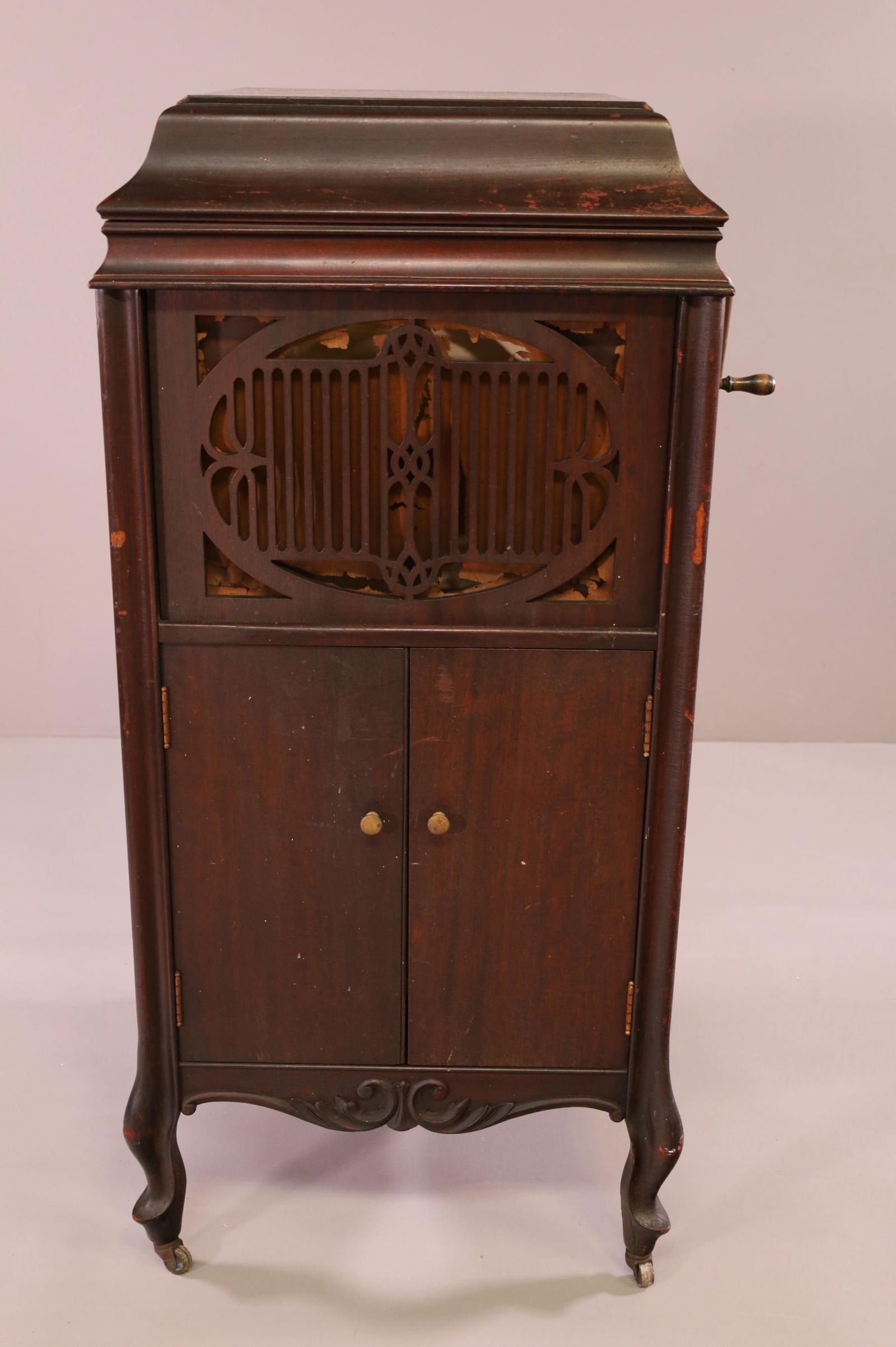 BRUNSWICK VICTROLA: MAHOGANY CASE MODEL 117 BRUNSWICK VICTROLA WITH CRANK, WORKING. WEAR TO FINISH, SURFACE SCRATCHES. MISSING FRONT FABRIC. 22" W x 22" D x 50" H. THIS ITEM EXCEEDS SIZE LIMITATIONS FOR IN HOUSE SHIPPING