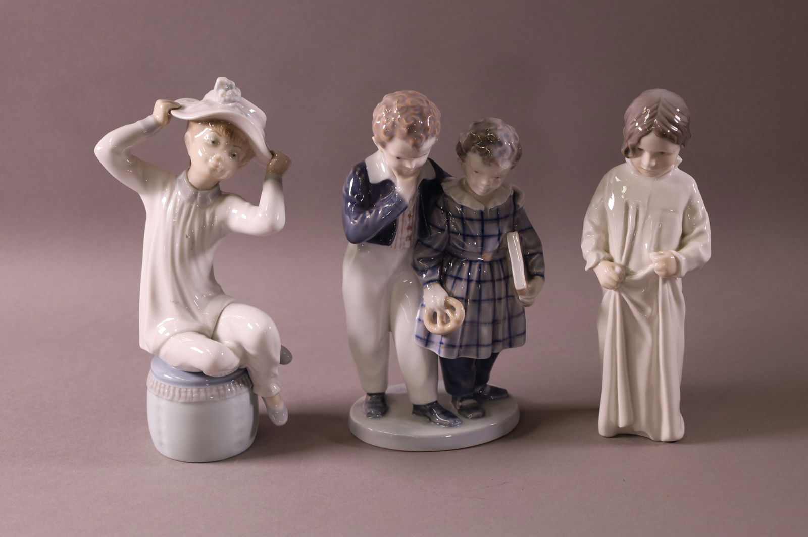 3 PORCELAIN FIGURES (1 of 3)