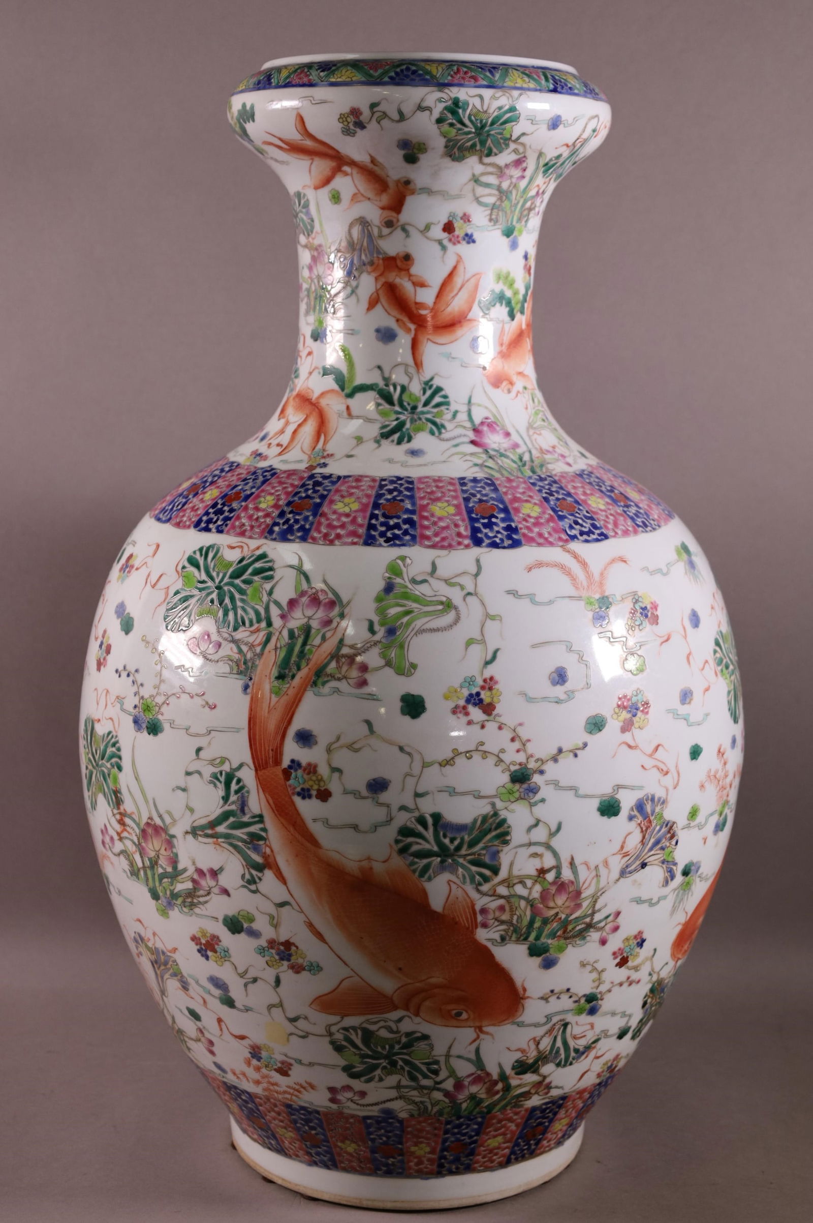 LARGE CHINESE PORCELAIN VASE (1 of 3)
