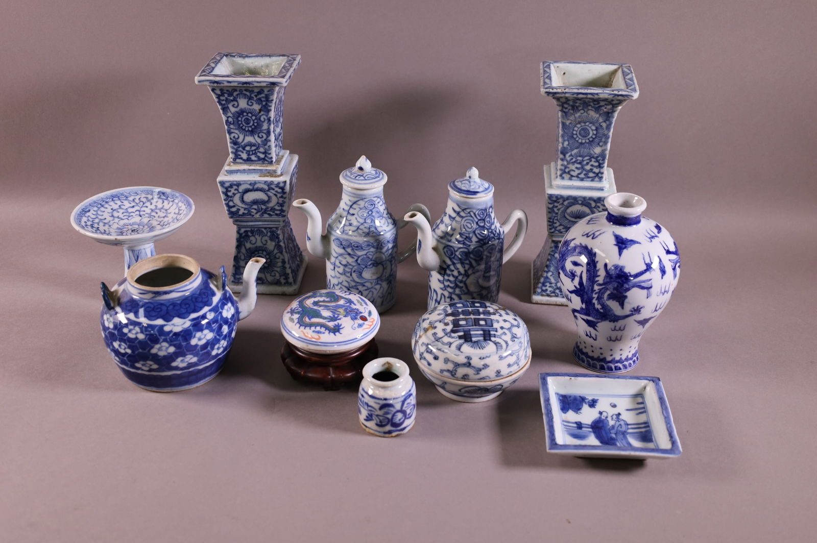 COLLECTION OF CHINESE BLUE AND WHITE PORCELAIN (1 of 6)