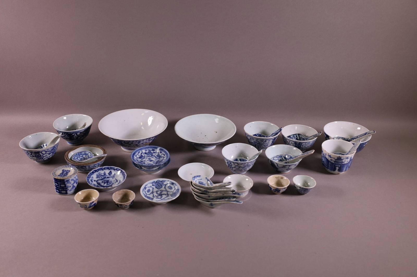 COLLECTION OF CHINESE BLUE AND WHITE PORCELAIN (1 of 9)