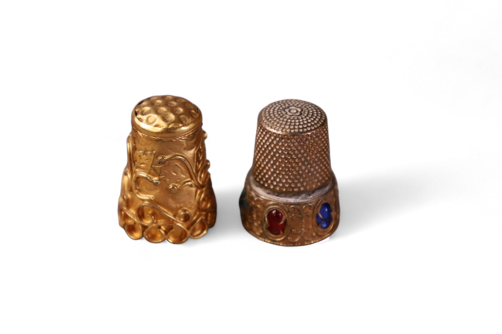 2 ANTIQUE GOLD THIMBLES (1 of 3)