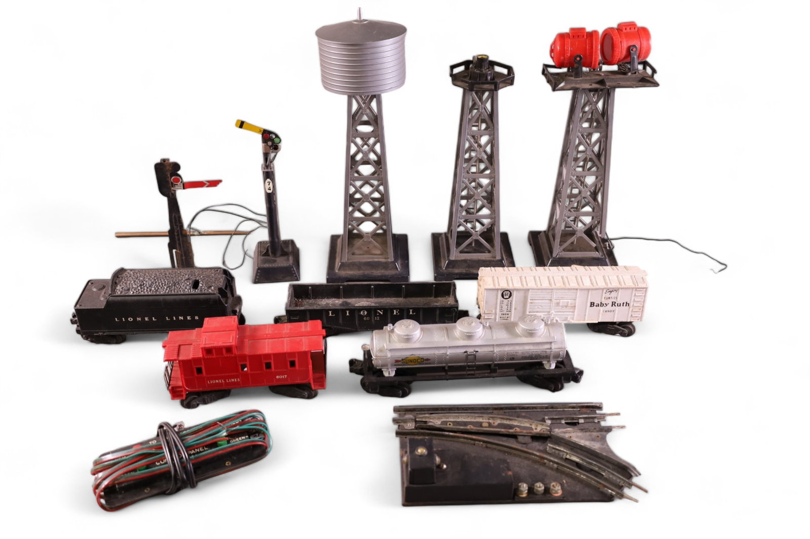 LIONEL TRAIN SET (1 of 8)