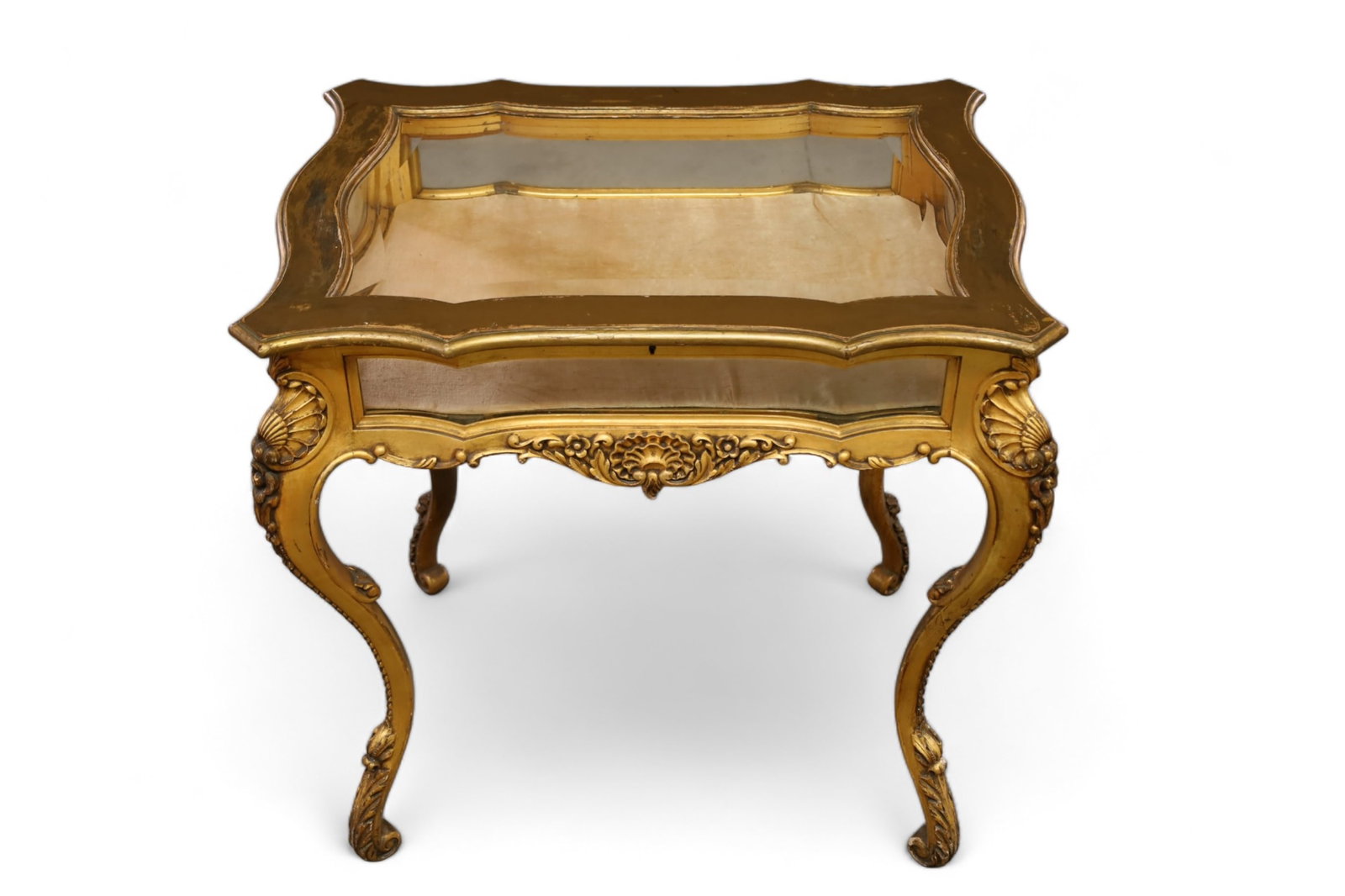 FRENCH GOLD GILT VITRINE: ANTIQUE GOLD GILT HINGED TOP VITRINE, CARVED BASE. BEVELED GLASS TOP. LOCK HAS BEEN REMOVED, WEAR TO GOLD FINISH. 30" L x 23" W x 30" H. THIS ITEM EXCEEDS SIZE LIMITATIONS FOR IN HOUSE SHIPPING.