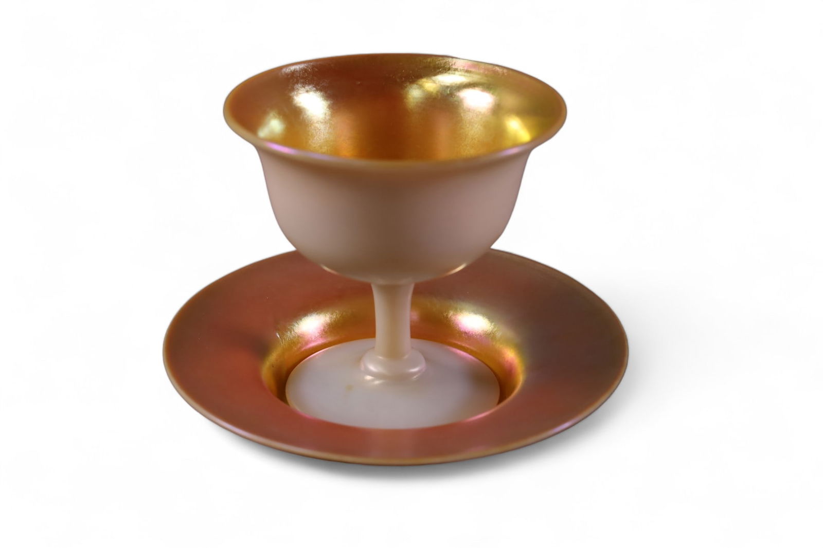 STEUBEN CUP WITH UNDERPLATE: ART GLASS CUP WITH UNDERPLATE, GOLD AURENE. UNSIGNED STEUBEN.. 5 3/4" DIAM & 4" H.