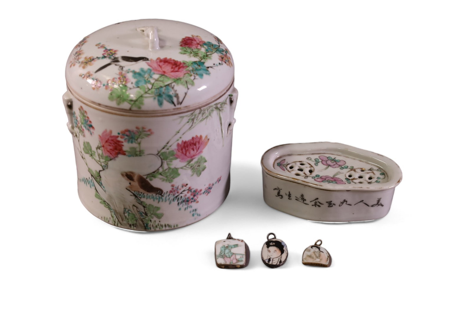 2 PIECES OF CHINESE PORCELAIN & PENDANTS (1 of 5)