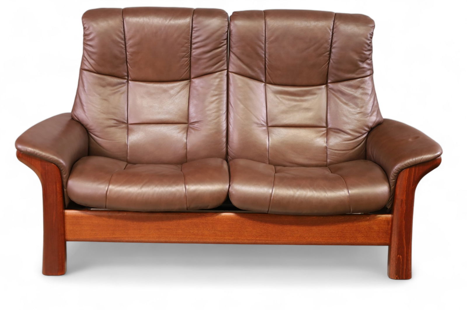 EKORNES STRESSLESS RECLINING LOVESEAT (2 OF 2): EKORNES STRESSLESS RECLINING LOVESEAT (2 OF 2) TWO SEAT RECLINING LOVESEAT, EKORNESS. WOOD FRAME. DARK BROWN LEATHER. 67" W x 28" D x 40" H. MATCHES LOT 39!!! THIS ITEM EXCEEDS SIZE LIMITATIONS FOR IN