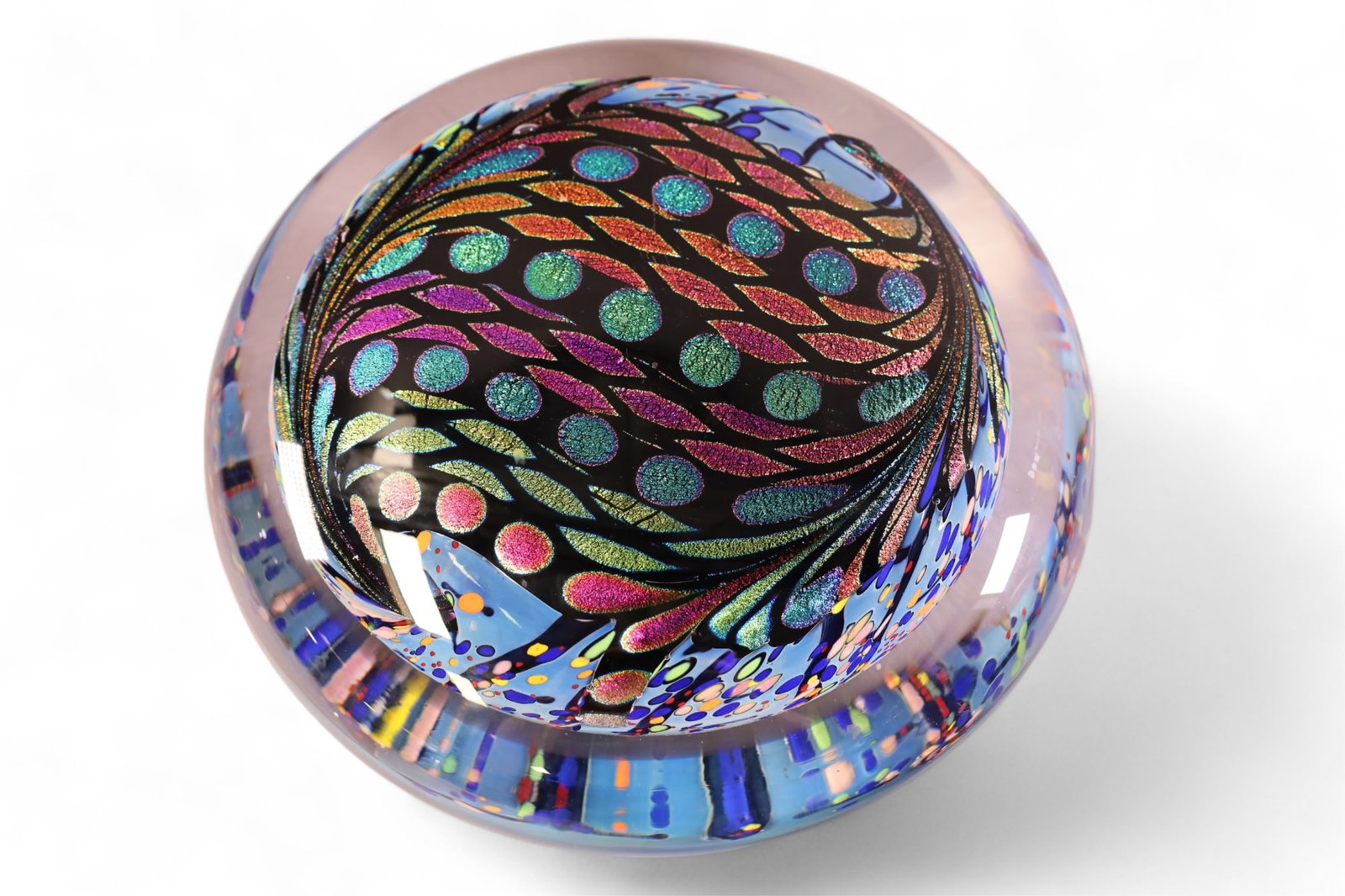 ROLLIN KARG ART GLASS CENTER PIECE: ROLLIN KARG ART GLASS CENTER PIECE KARG ART GLASS SCULPTURE, CENTER PIECE. ON STAND. CHIPS ALONG BASE. 12" DIAM