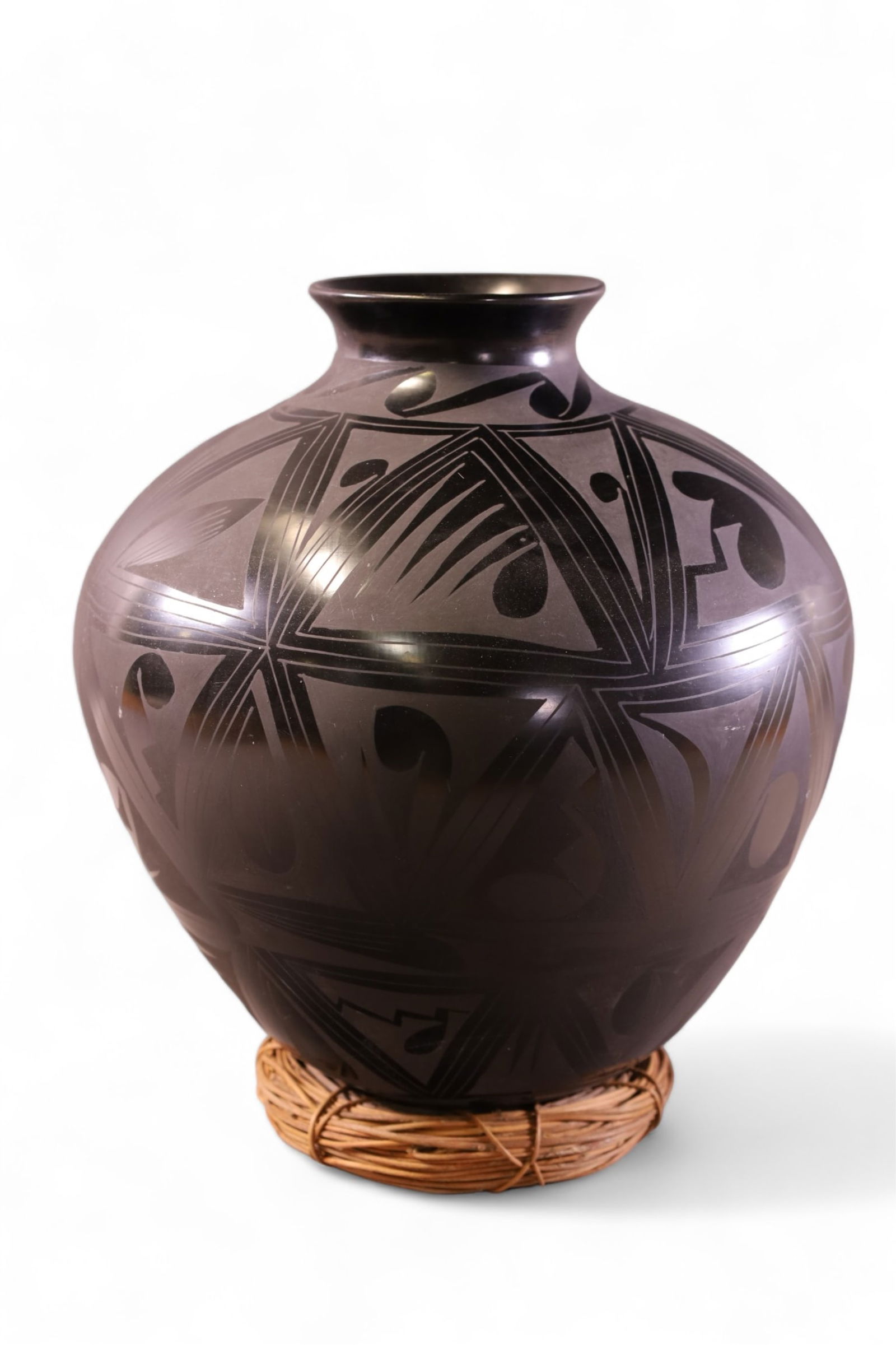 NATIVE AMERICAN BLACKWARE POT (1 of 4)