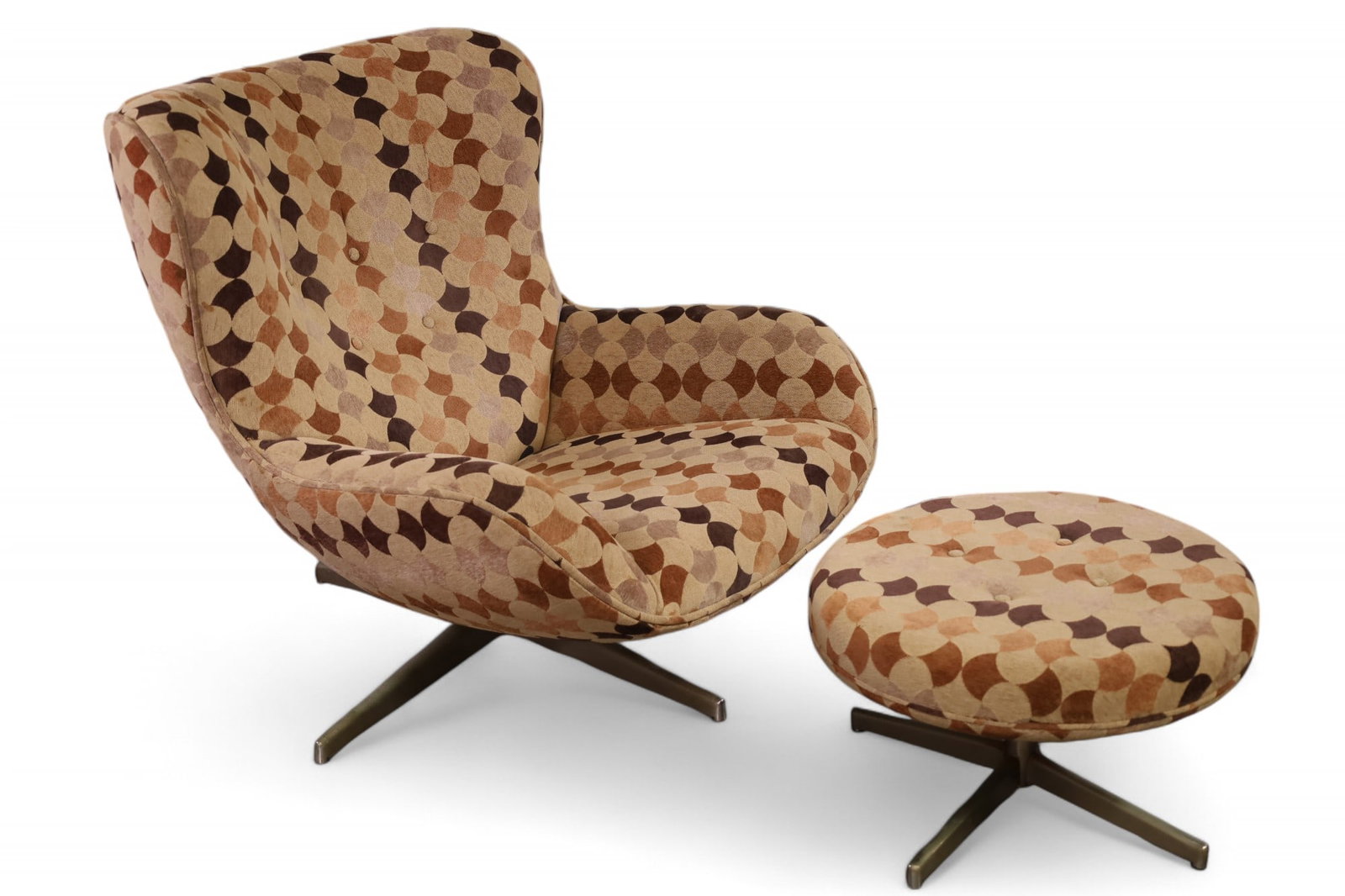 MID CENTURY MODERN LOUNGE CHAIR & OTTOMAN: MID CENTURY MODERN EGG LOUNGE CHAIR, IN THE STYLE OF KNOLL. 35" W x 39" D x 34" H. CHAIR 23" DIAM x 13" H. OTTOMAN. THIS ITEM EXCEEDS SIZE LIMITATIONS FOR IN HOUSE SHIPPING, IT MUST BE SHIPPED VIA 3rd