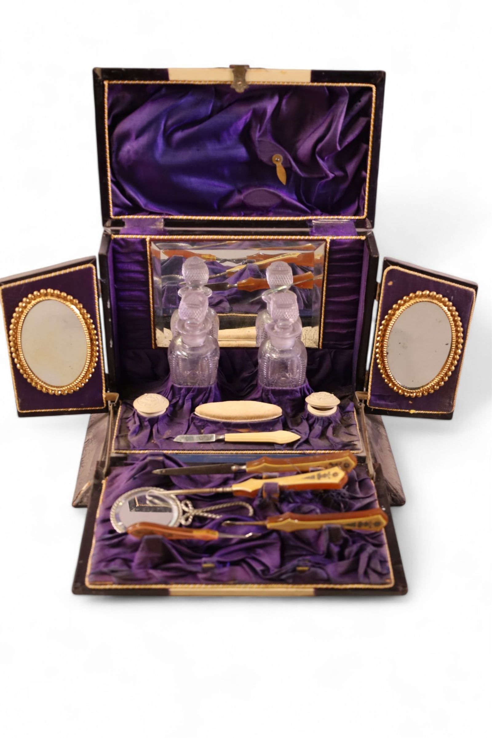 VICTORIAN VANITY SET (1 of 9)