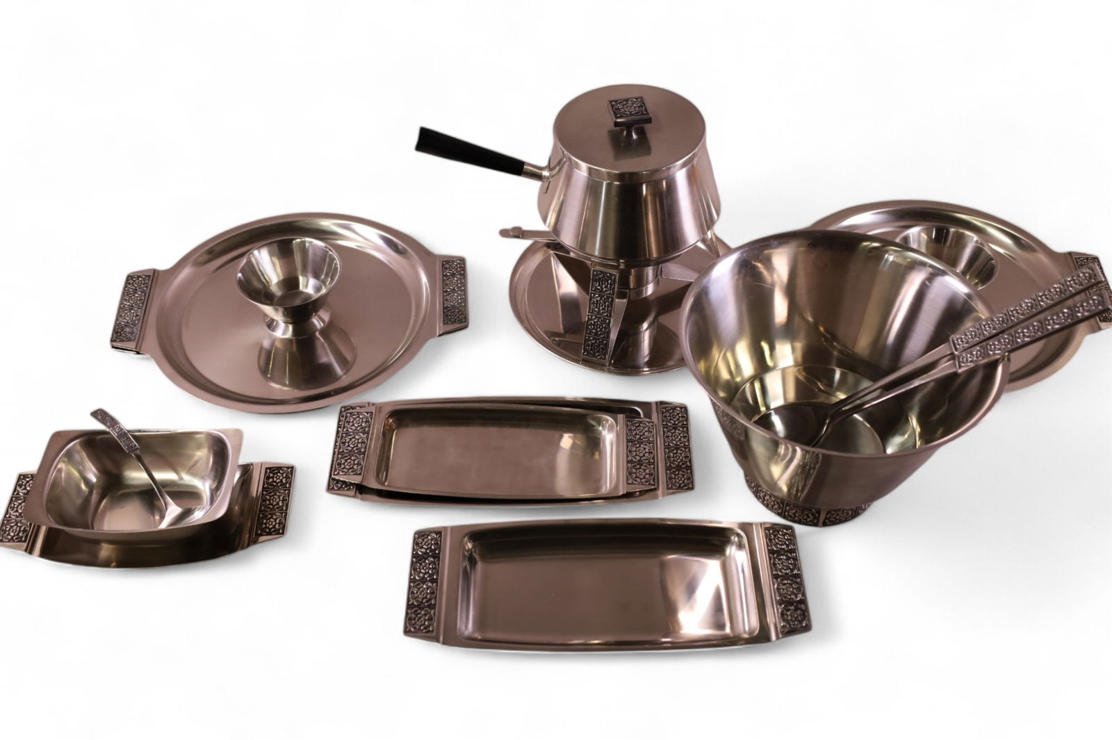 STANLEY ROBERTS SERVEWARE & DINNERWARE: 10 PIECES OF STANLEY ROBERTS SERVEWARE AND DINNERWARE, SALAD BOWL, FONDUE SET, GRAVY BOAT, AND MORE. 5 1/2" - 12" W.