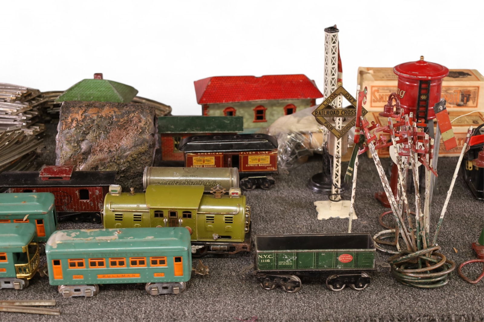 PRE WAR LIONEL TRAIN SET (1 of 9)