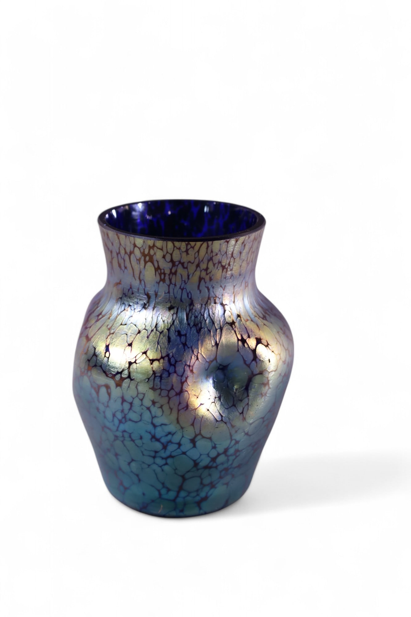 ART GLASS VASE: UNSIGNED LOETZ, PINCHED SIDE ART GLASS VASE. 6" H.