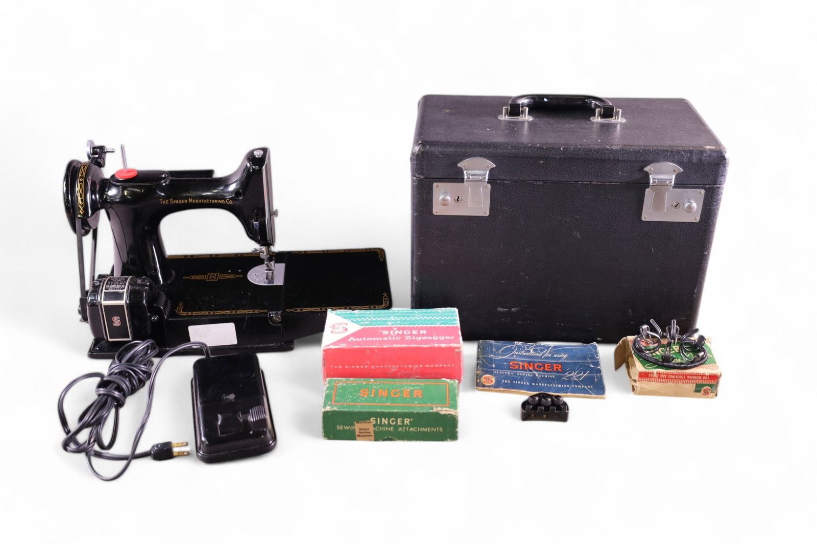 FEATHERWEIGHT SEWING MACHINE (1 of 2)