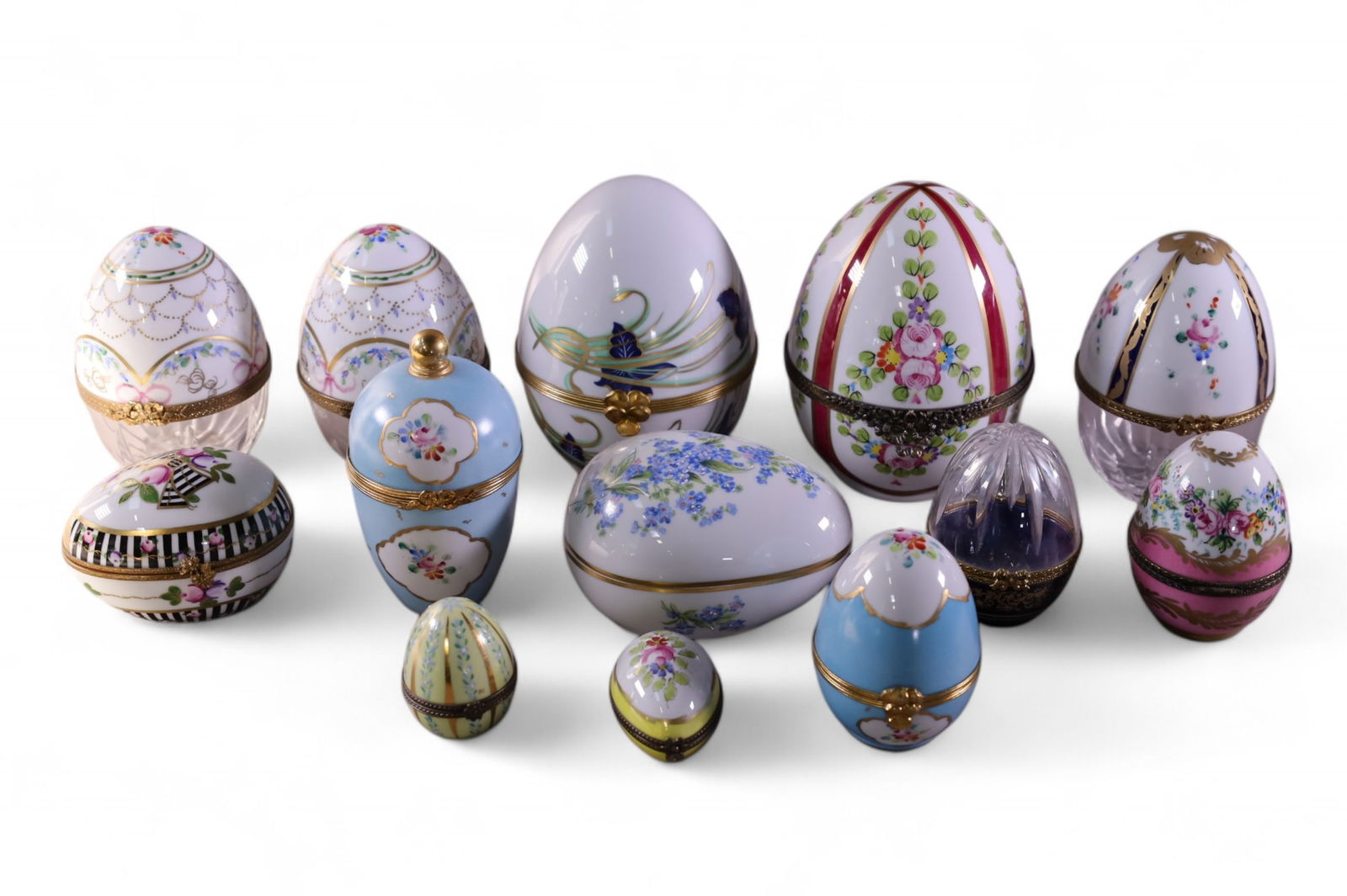 13 LIMOGES PORCELAIN EGGS: VARIOUS SIZES LIMOGES PORCELAIN EGGS.