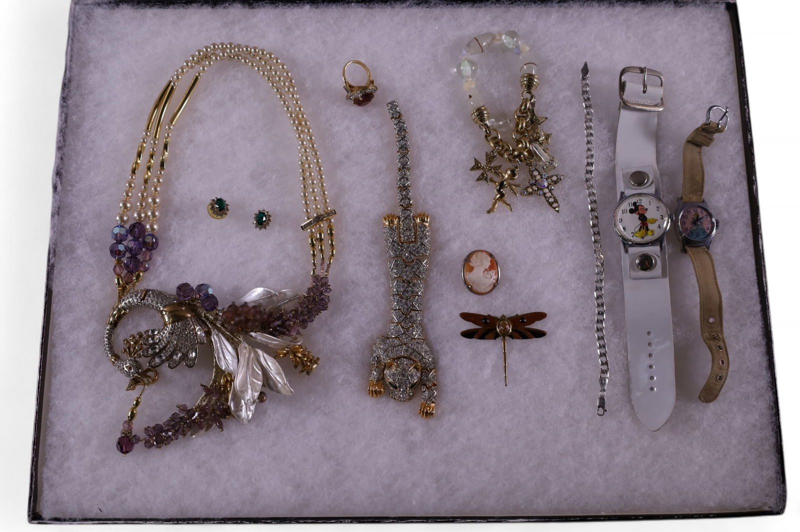 LOT OF COSTUME JEWELRY (1 of 5)