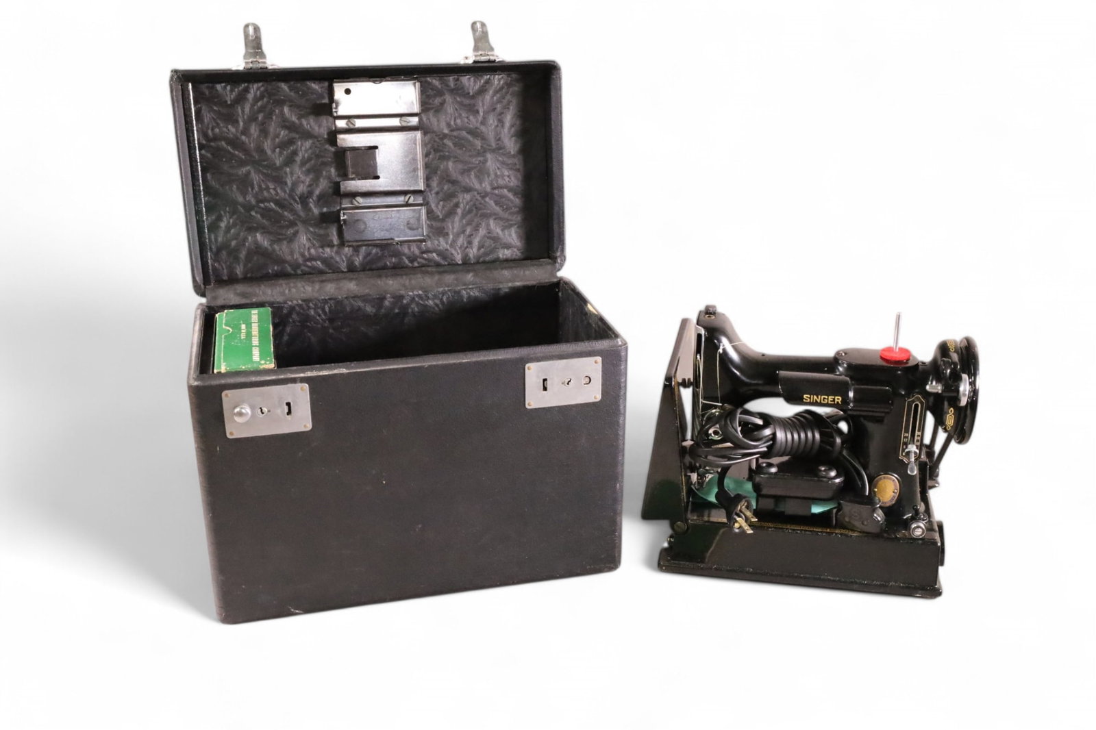 SINGER FEATHERWEIGHT SEWING MACHINE (1 of 3)