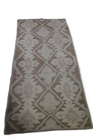 APPROX 3' 5" x 5' 10" HANDMADE WOOL RUG