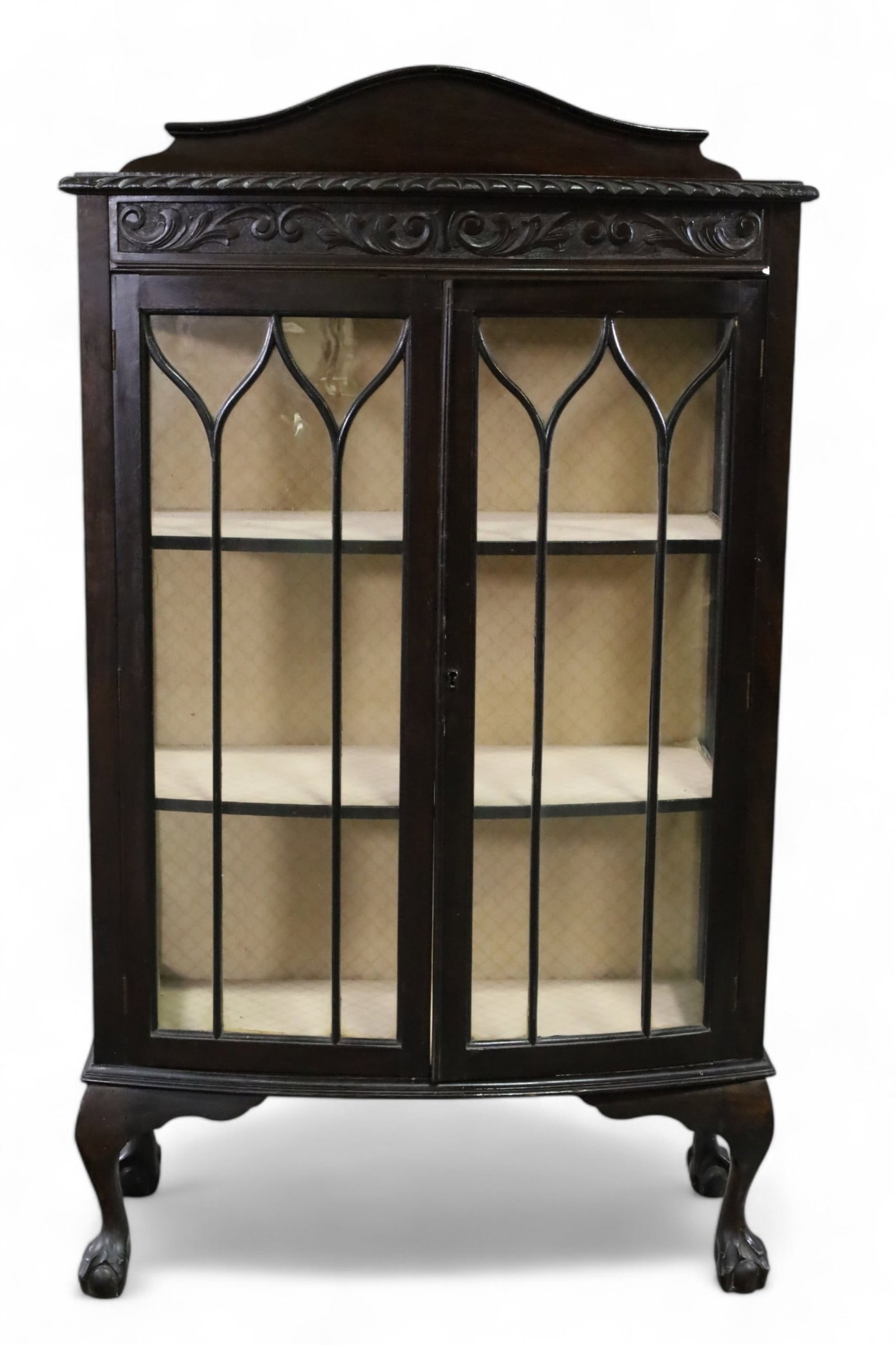 1900'S MAHOGANY CLAW FOOT CURIO CABINET: DARK MAHOGANY TWO DOOR CHINA CABINET, BALL AND CLAW FOOT. MINOR WEAR TO FINISH. CRACK IN GLASS. 30" W x 14" D x 53" H. THIS ITEM EXCEEDS SIZE LIMITATIONS FOR IN HOUSE SHIPPING, MUST BE PICKED UP IN HO