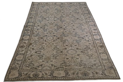 APPROX 7' 9" x 5' 4" HANDMADE WOOL RUG