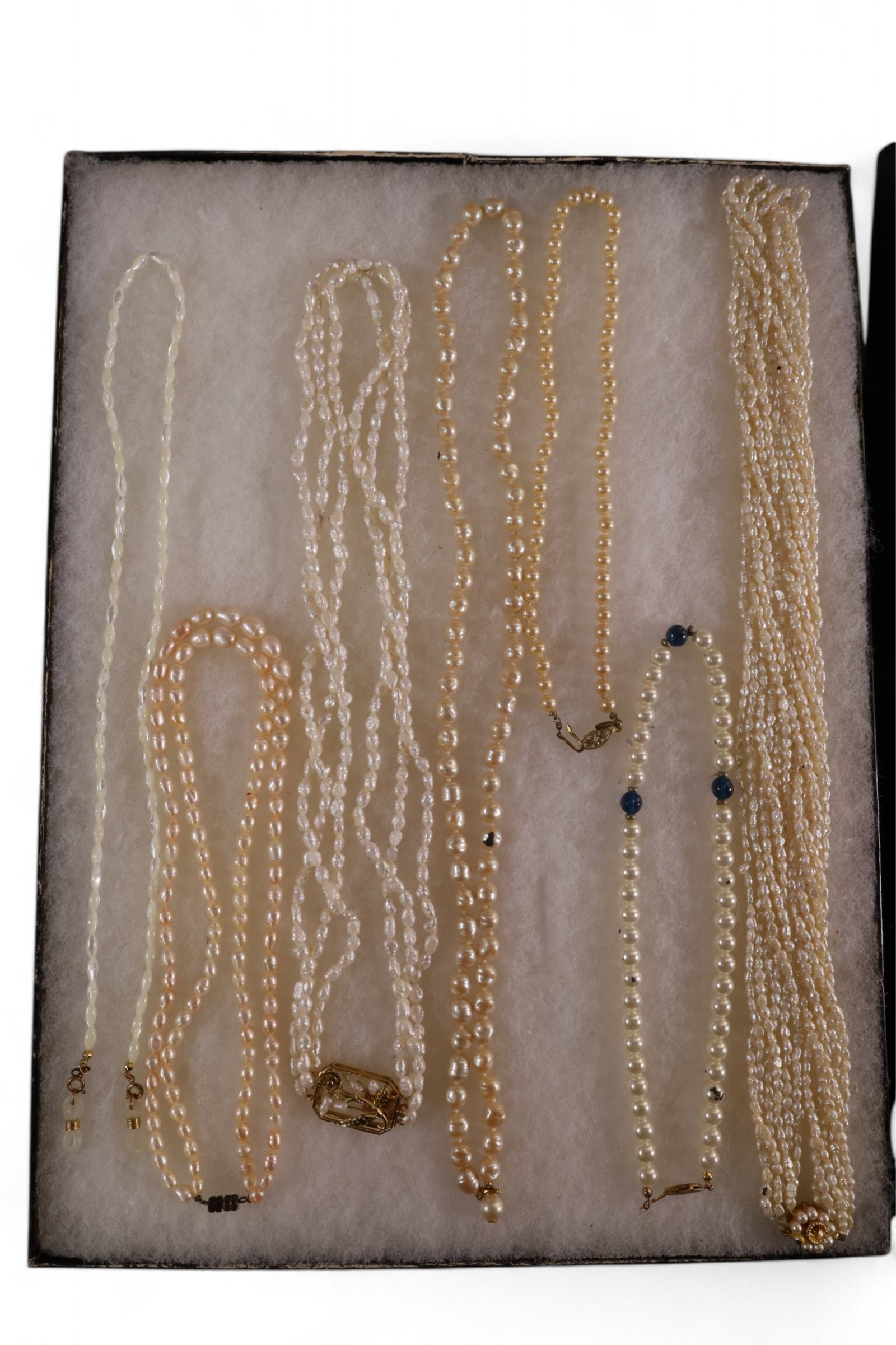 COLLECTION OF PEARL JEWELRY: 7 NECKLACES, INCLUDING SALT WATER AND FRESH WATER, SINGLE AND MULTI STRAND.
