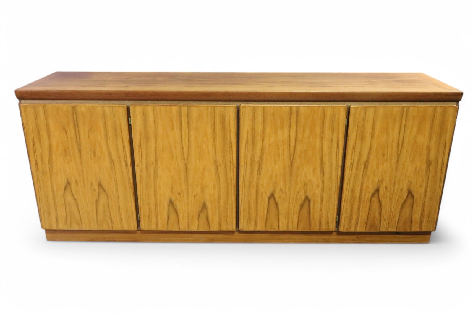 MID CENTURY MODERN ROSEWOOD BUFFET (1 of 7)