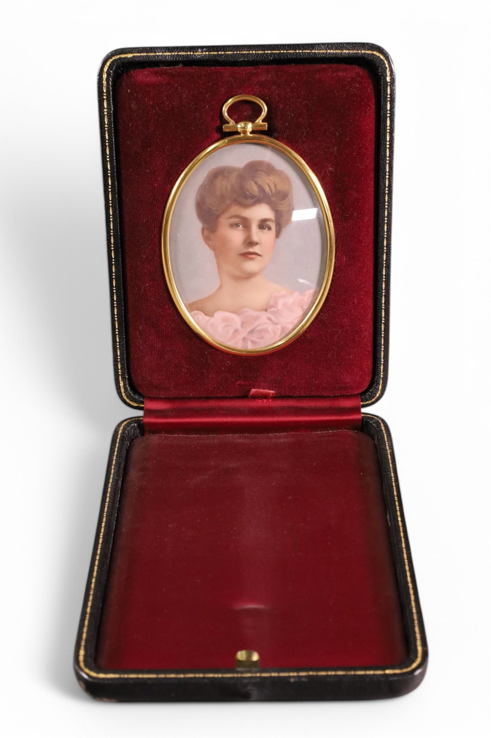 MINIATURE PORTRAIT PAINTING: HAND PAINTED PORTRAIT ON MEDALLION. IN ORIGINAL CASE. 2 1/2" W