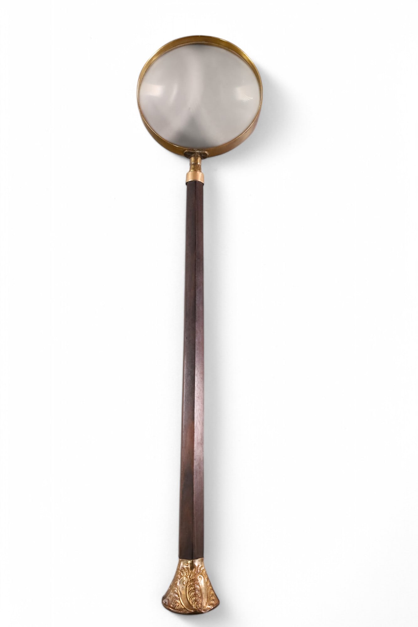 VICTORIAN MAGNIFYING GLASS: ROSEWOOD HANDLE WITH GOLD PLATED FRAME. 17" L.