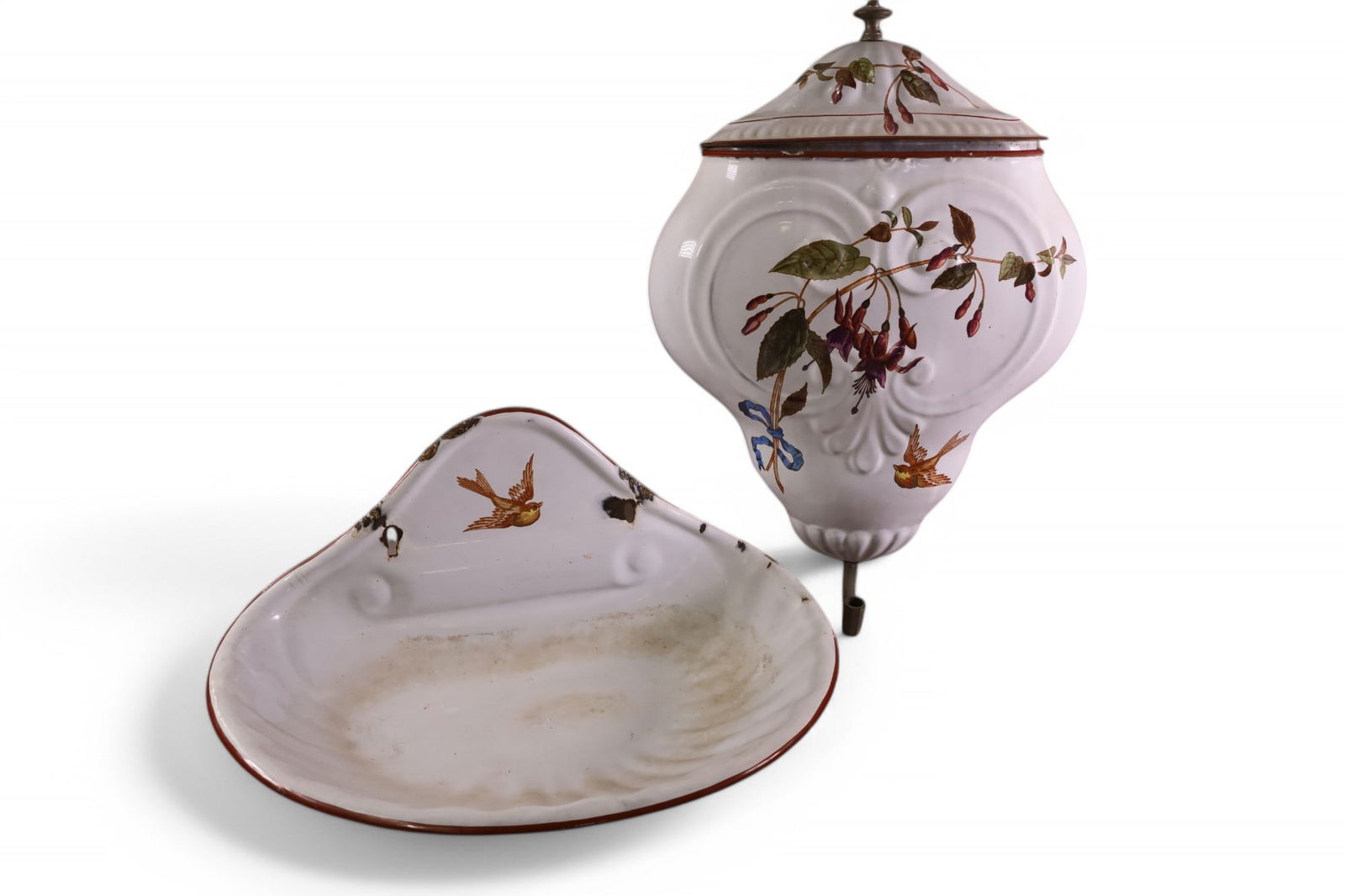 19TH CENTURY FRENCH ENAMEL GARDEN SINK: FRENCH ENAMEL GARDEN SINK, HAND PAINTED. MINOR PAINT LOSS. 18" H