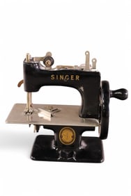 CHILD'S SINGER SEWING MACHINE