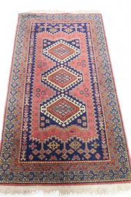 APPROX 5' 6" x 2' 11" WOOL RUG