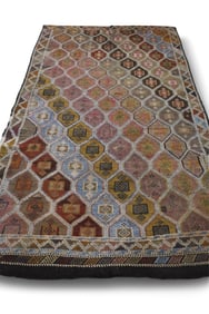 APPROX 5' 7" x 9' HANDMADE WOOL RUG.