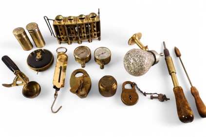 14 PIECES OF BRASS & METAL ITEMS