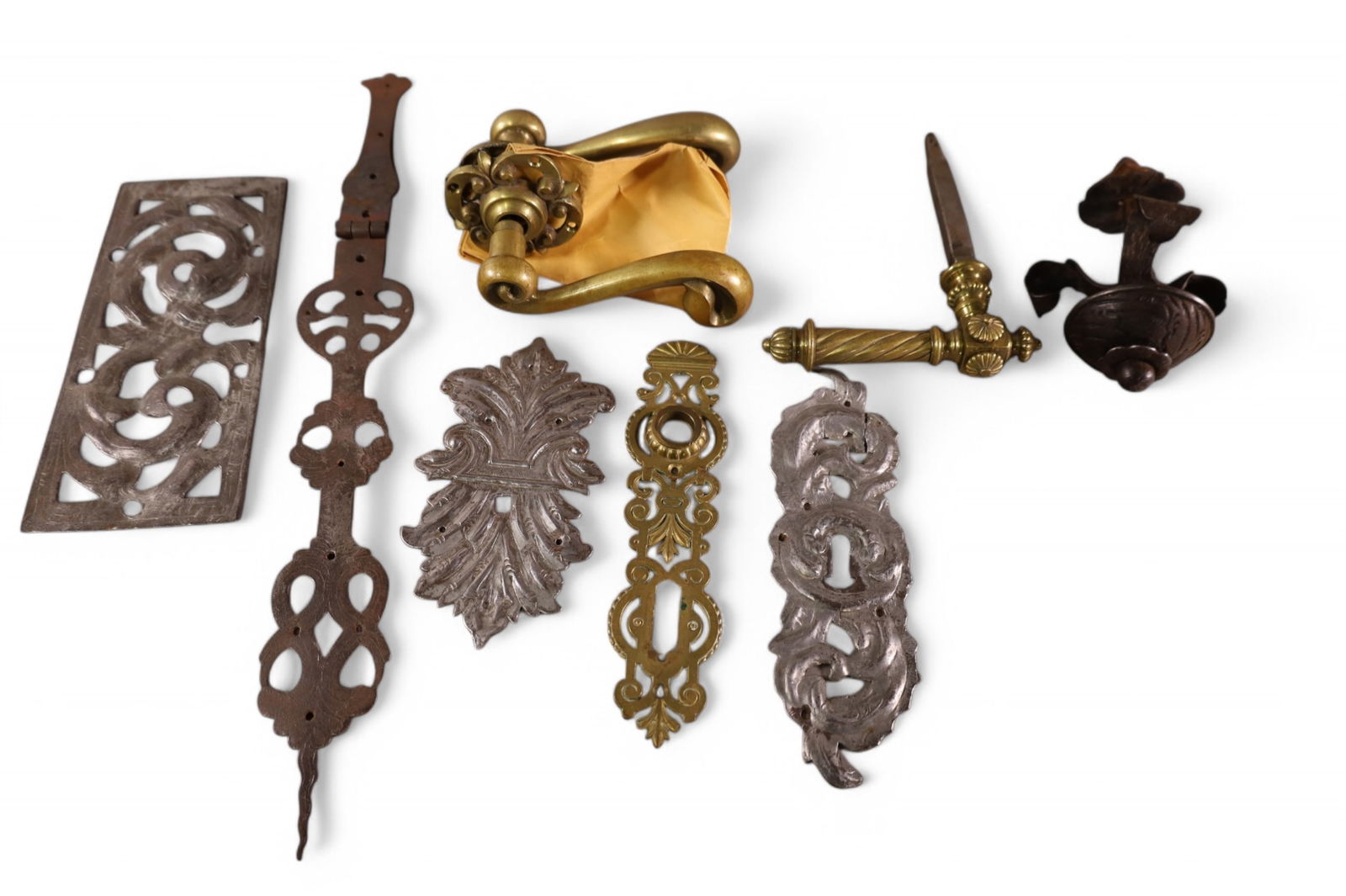 GROUPING OF DOOR HANDWARE: HANDLES, BACKPLATES, & ESCUTCHEONS. VARIOUS SIZES.