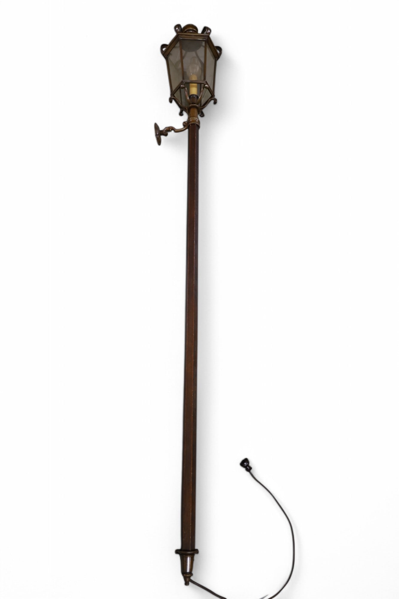 ANTIQUE POLE LIGHT (1 of 2)