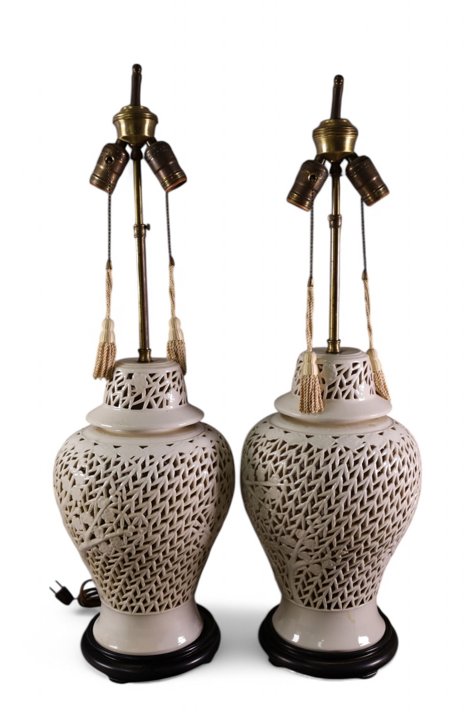 PAIR OF WHITE CHINESE PORCELAIN TABLE LAMPS (1 of 2)