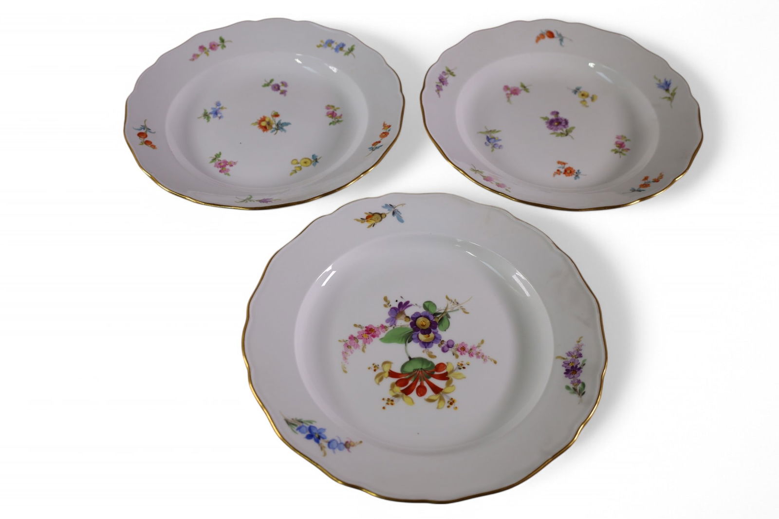 3 MEISSEN DINNER PLATES: PAIR & SINGLE MEISSEN PORCELAIN DINNER PLATES. 9" DIAM.