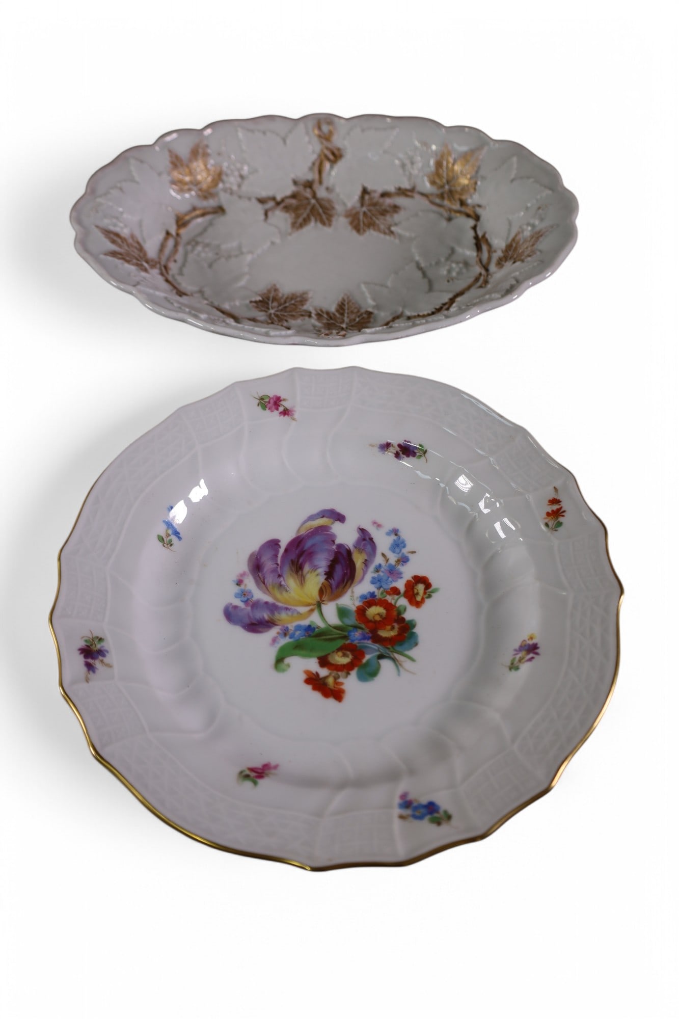 2 MEISSEN DISHES: FLORAL DECORATED DINNER PLATE, LEAF SERVING BOWL. 11" L.