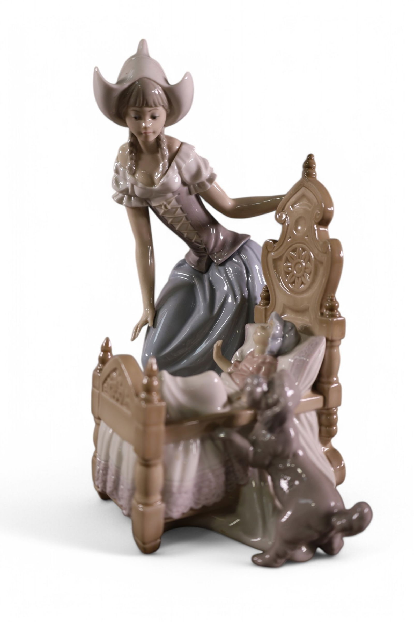 LLADRO DUTCH MOTHER FIGURE (1 of 3)