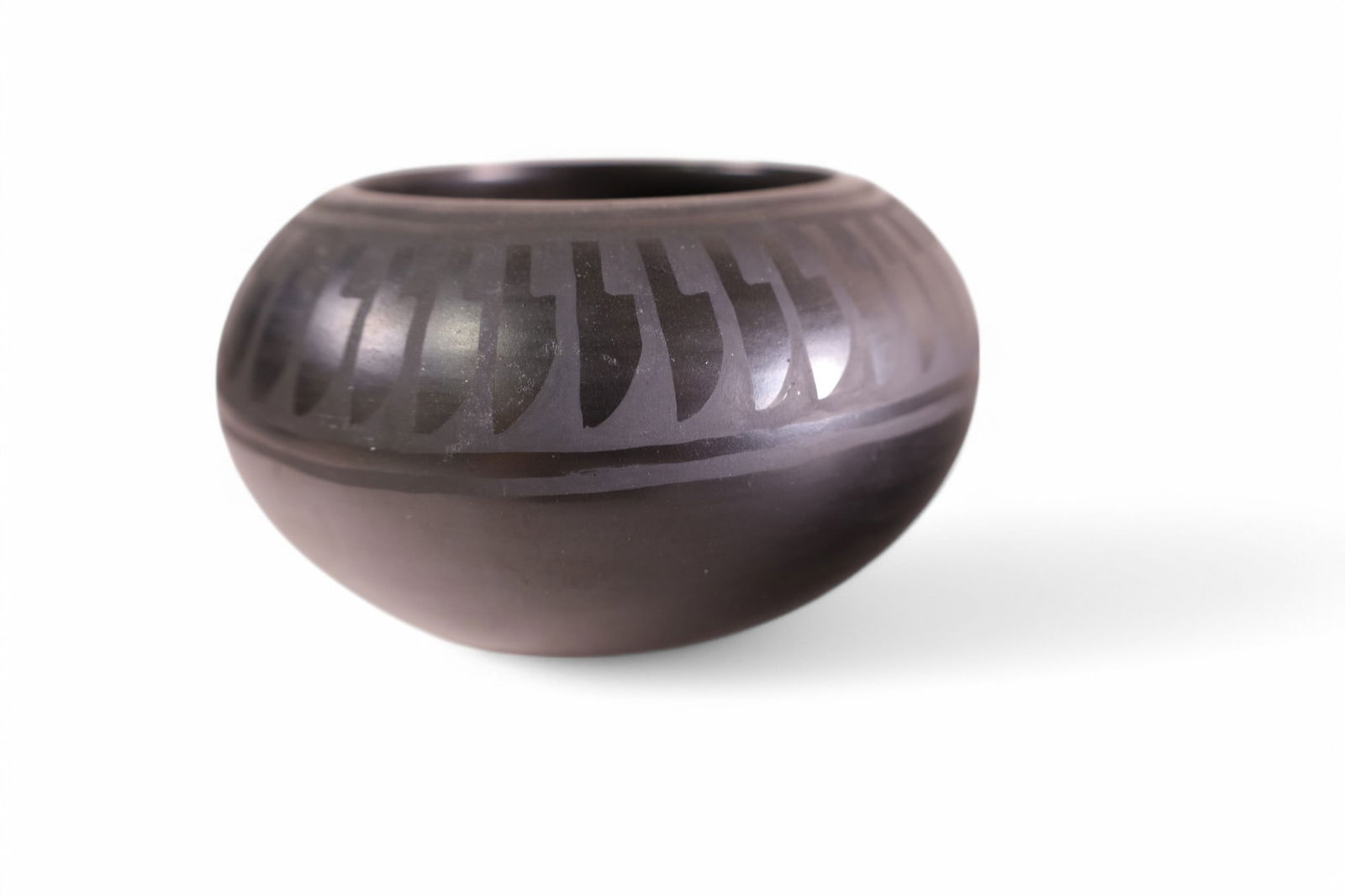 FLORENCE NARANJO BLACKWARE VASE: NATIVE AMERICAN BLACKWARE VASE, SIGNED FLORENCE NARANJO. 5 1/2" DIAM x 3" H.