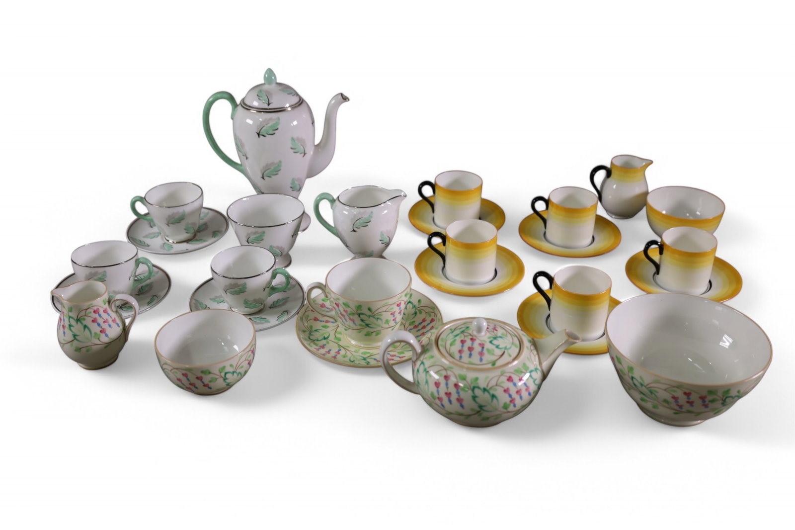 GROUPING OF WEDGWOOD: TEA POT, CUPS AND SAUCERS,