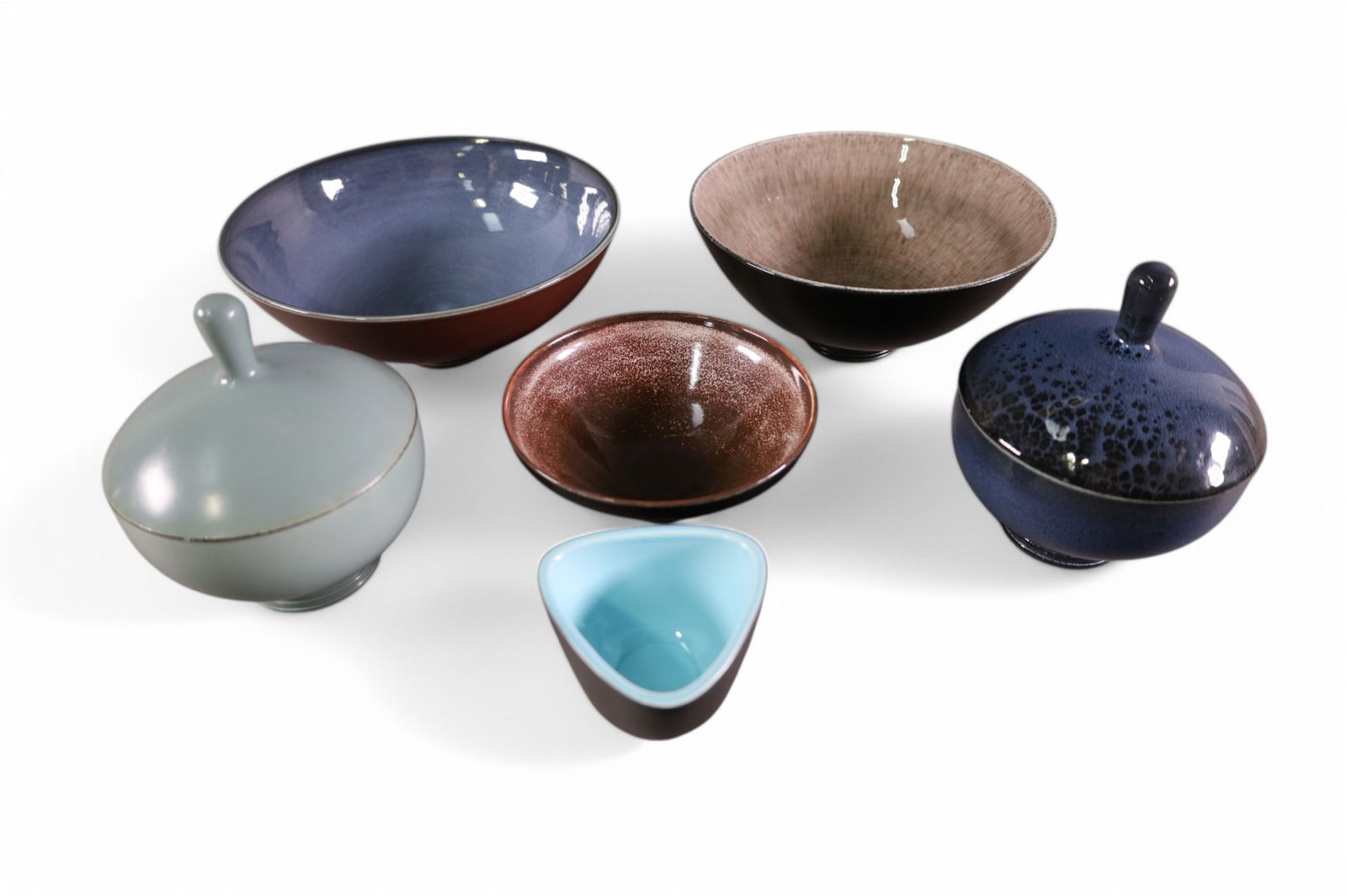 6 PIECES OF WEDGWOOD NORMAN WILSON UNIQUE WARES: BOWLS, & COVERED DISHES.