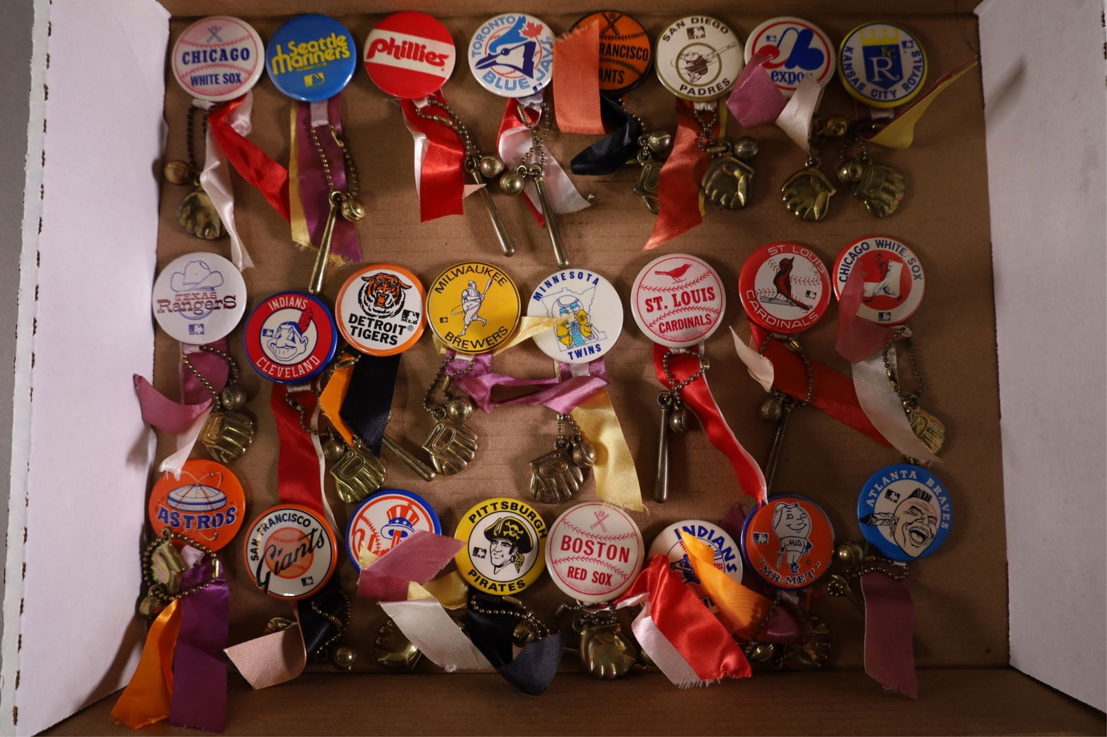 GROUPING OF VINTAGE BASEBALL PINBACKS (1 of 5)