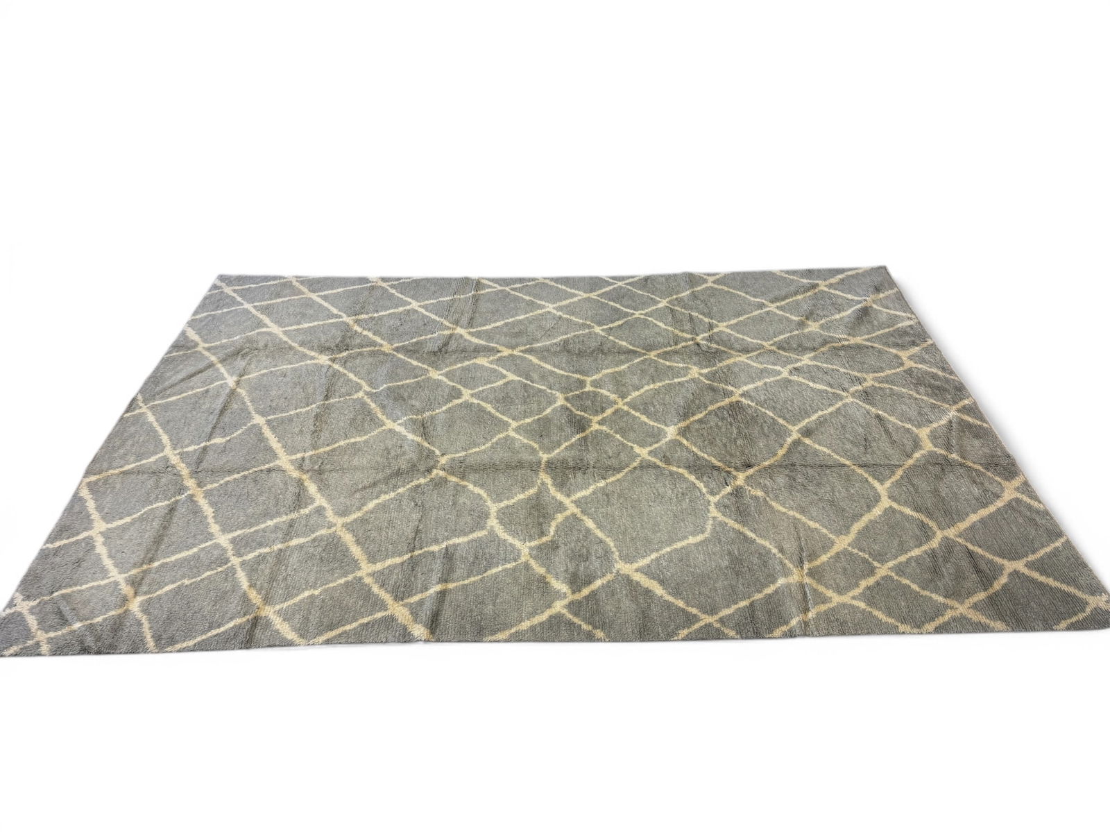 APPROX 10' 7" x 6' 3" HANDMADE WOOL RUG